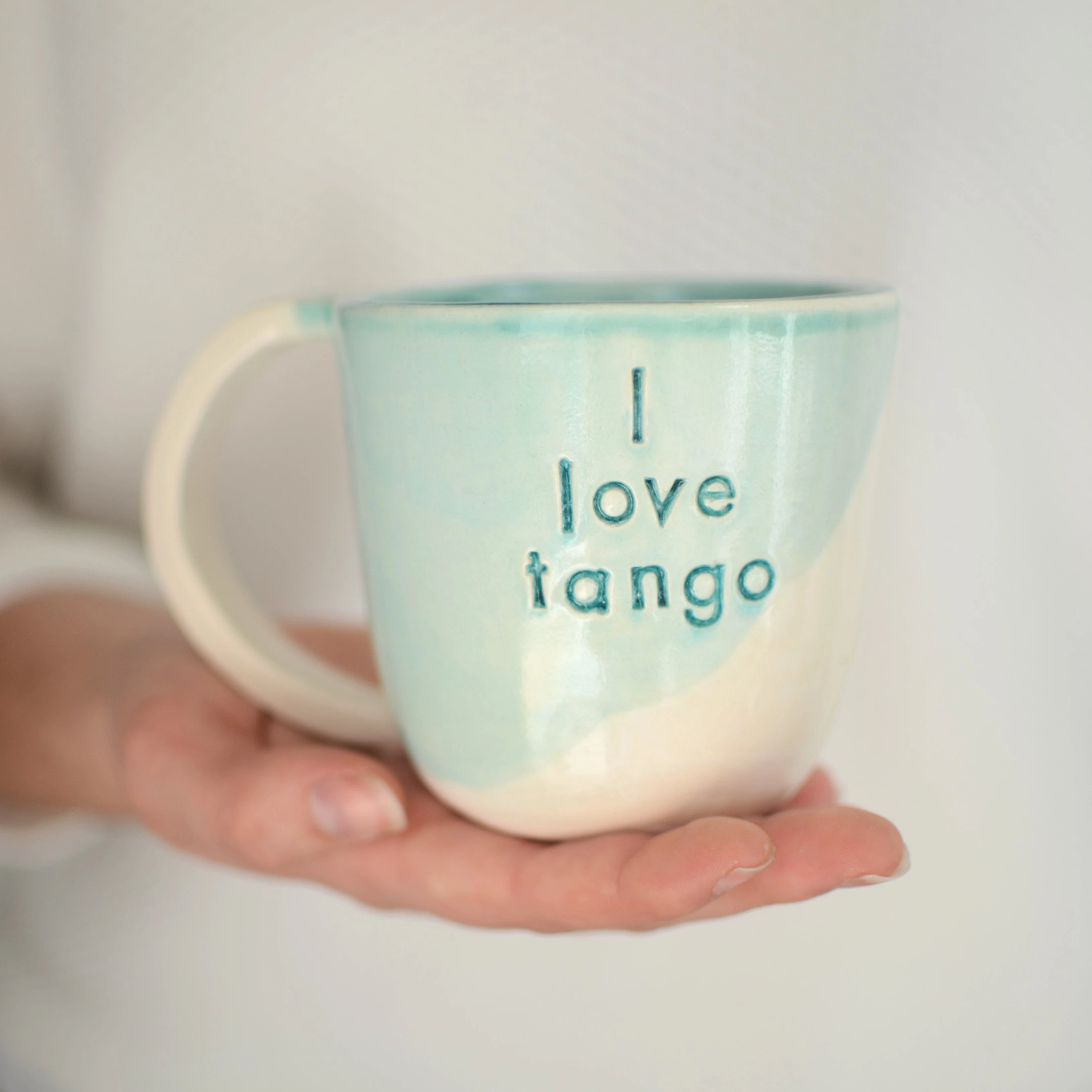 Taza cerámica artesanal I Love Tango esmaltada en blanco y turquesa hecha a mano 285ml - Maia Artesanía Cerámic