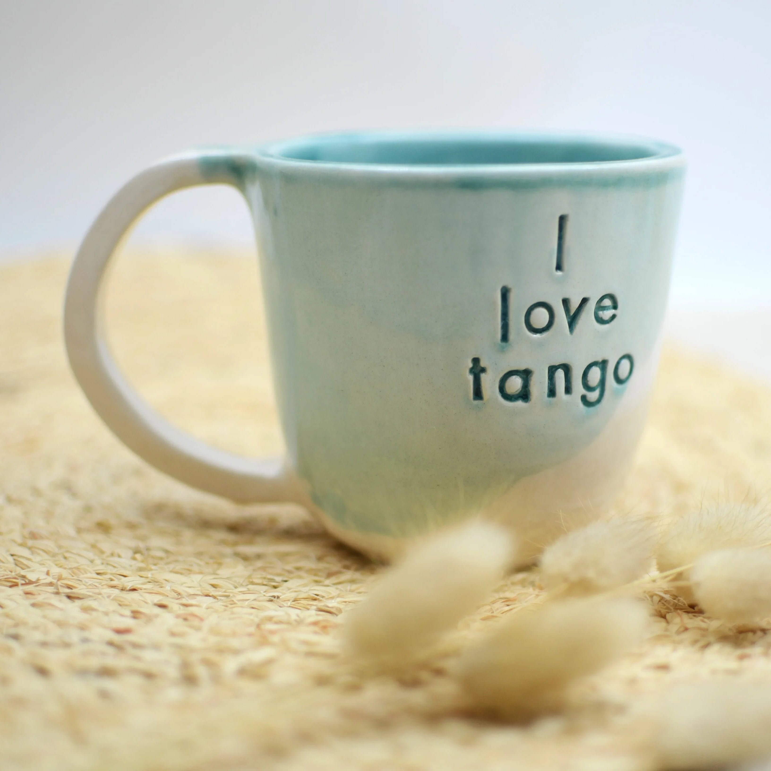 Grupo de tazas cerámica artesanal I Love Tango blanco y turquesa hechas a mano - Maia Artesanía Cerámica