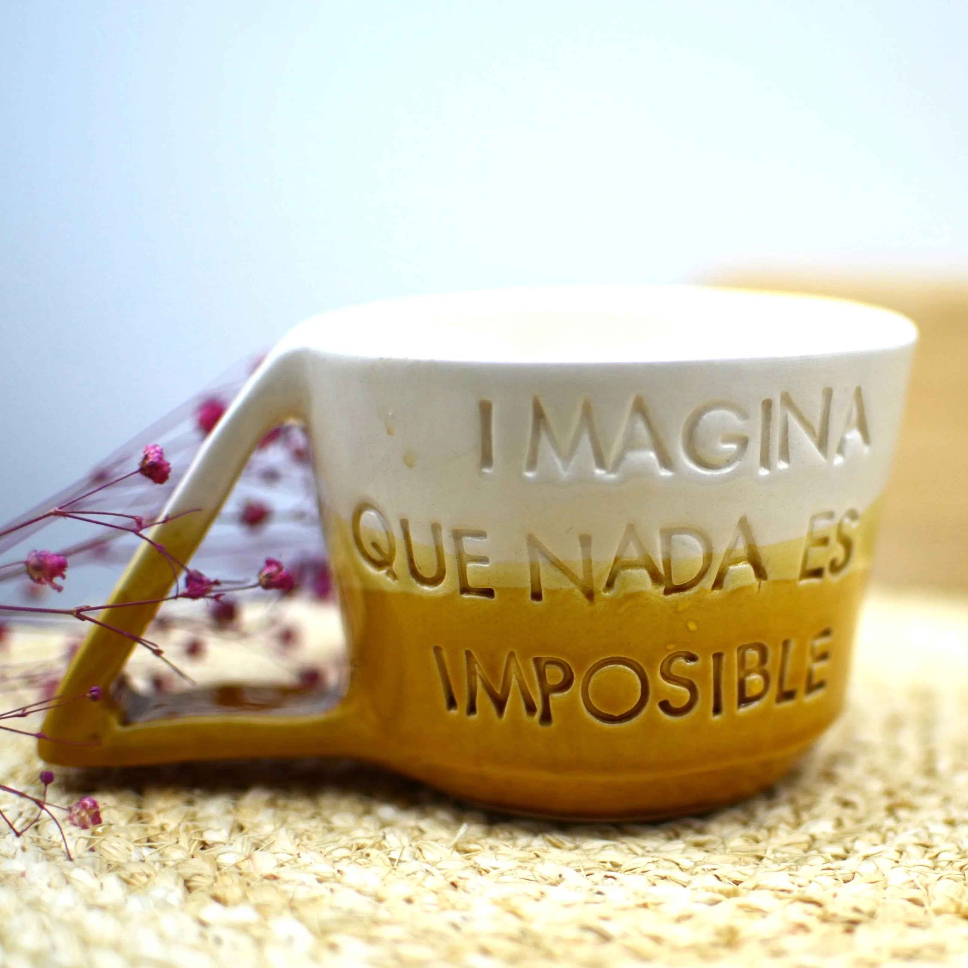 Taza cerámica artesanal Imagina que nada es imposible esmaltada en blanco y miel hecha a mano 285ml - Maia Artesanía Cerámica