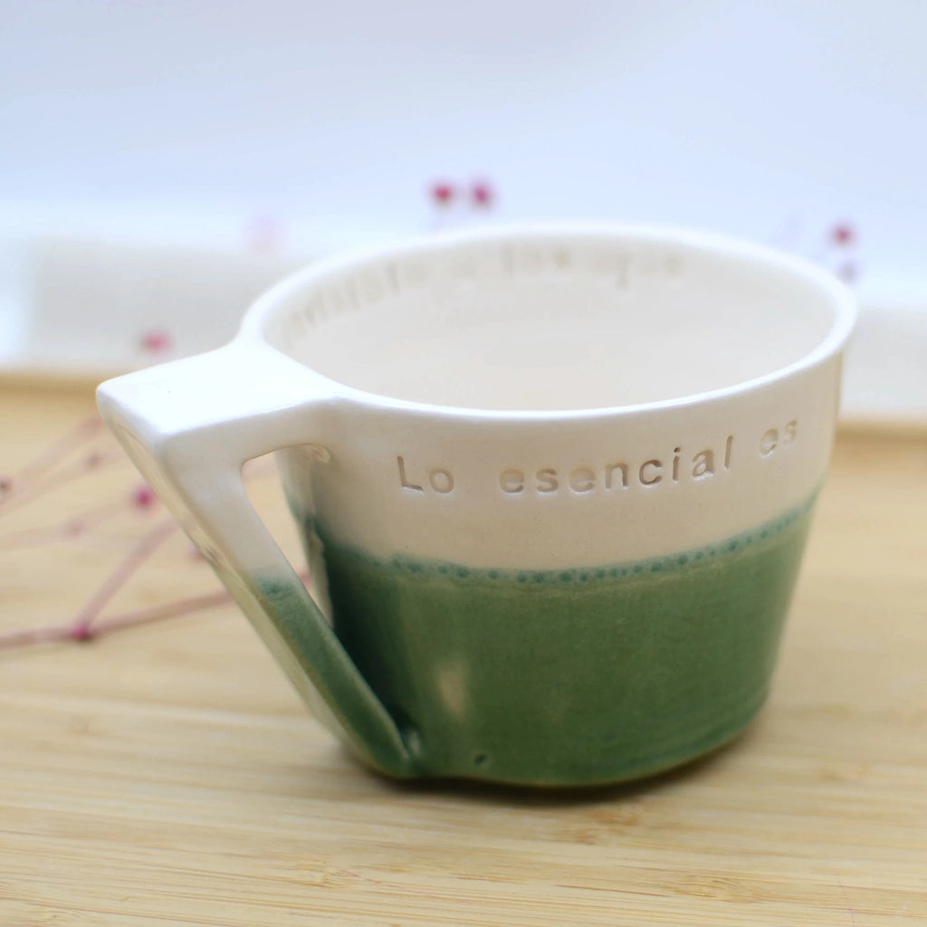 Taza cerámica artesanal Lo Esencial es Invisible a los Ojos El Principito esmaltada en verde y blanco hecha a mano 250ml - Maia Artesanía Cerámica