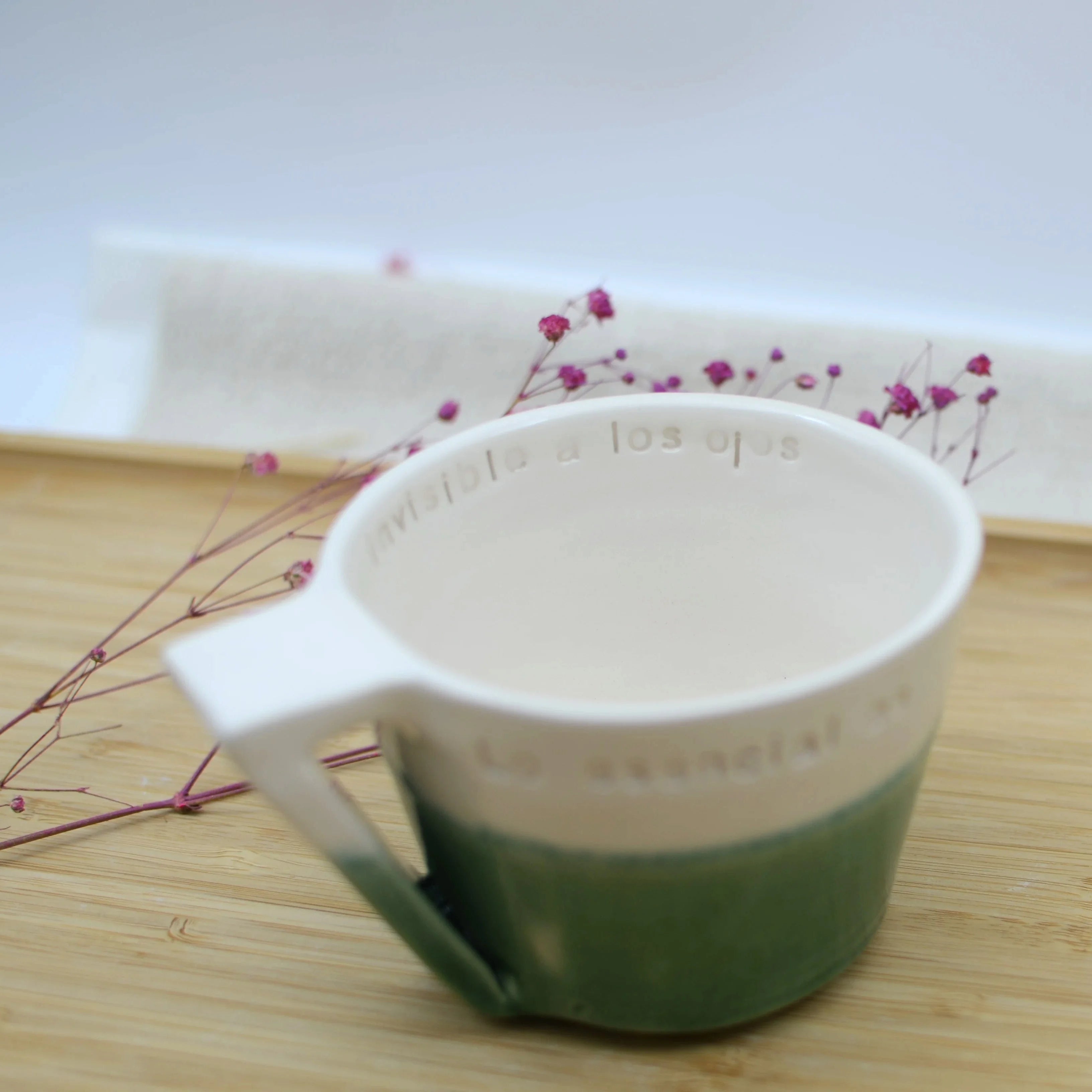 Detalle frase Lo Esencial es Invisible a los Ojos taza cerámica artesanal verde y blanco hecha a mano - Maia Artesanía Cerámica