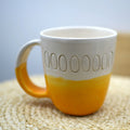 Taza cerámica artesanal OM esmaltada en blanco y naranja hecha a mano 315ml - Maia Artesanía Cerámica