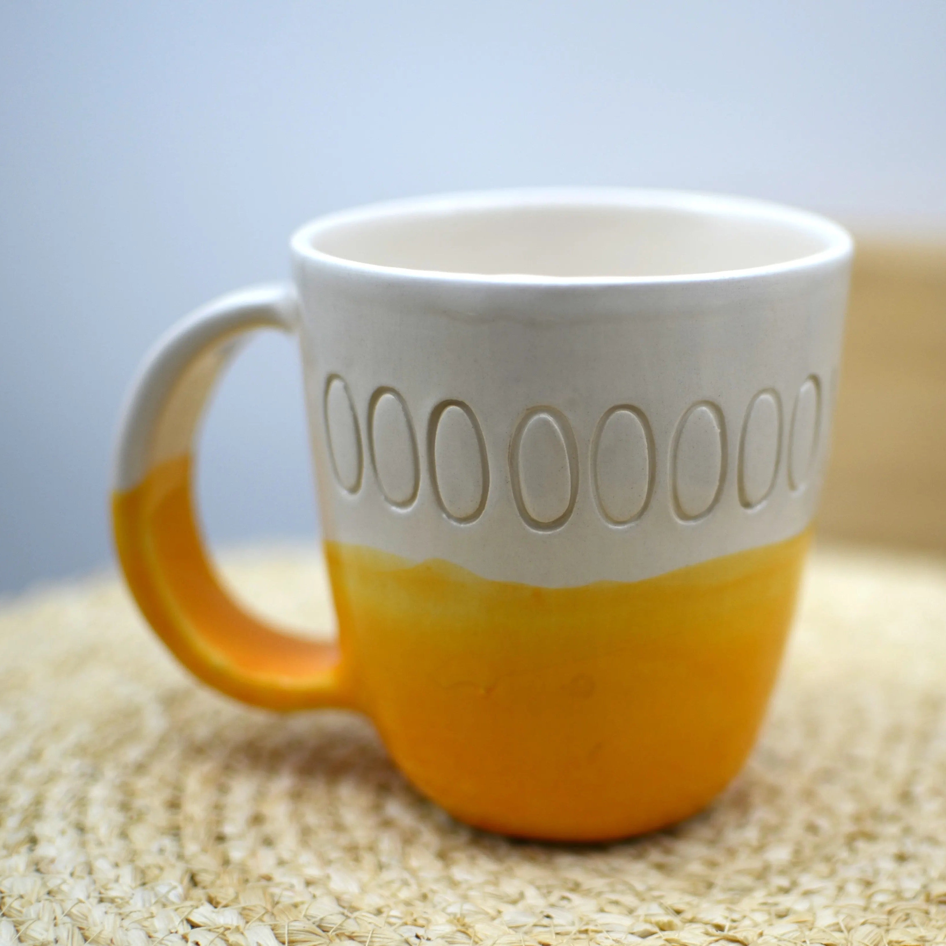 Taza cerámica artesanal OM esmaltada en blanco y naranja hecha a mano 315ml - Maia Artesanía Cerámica