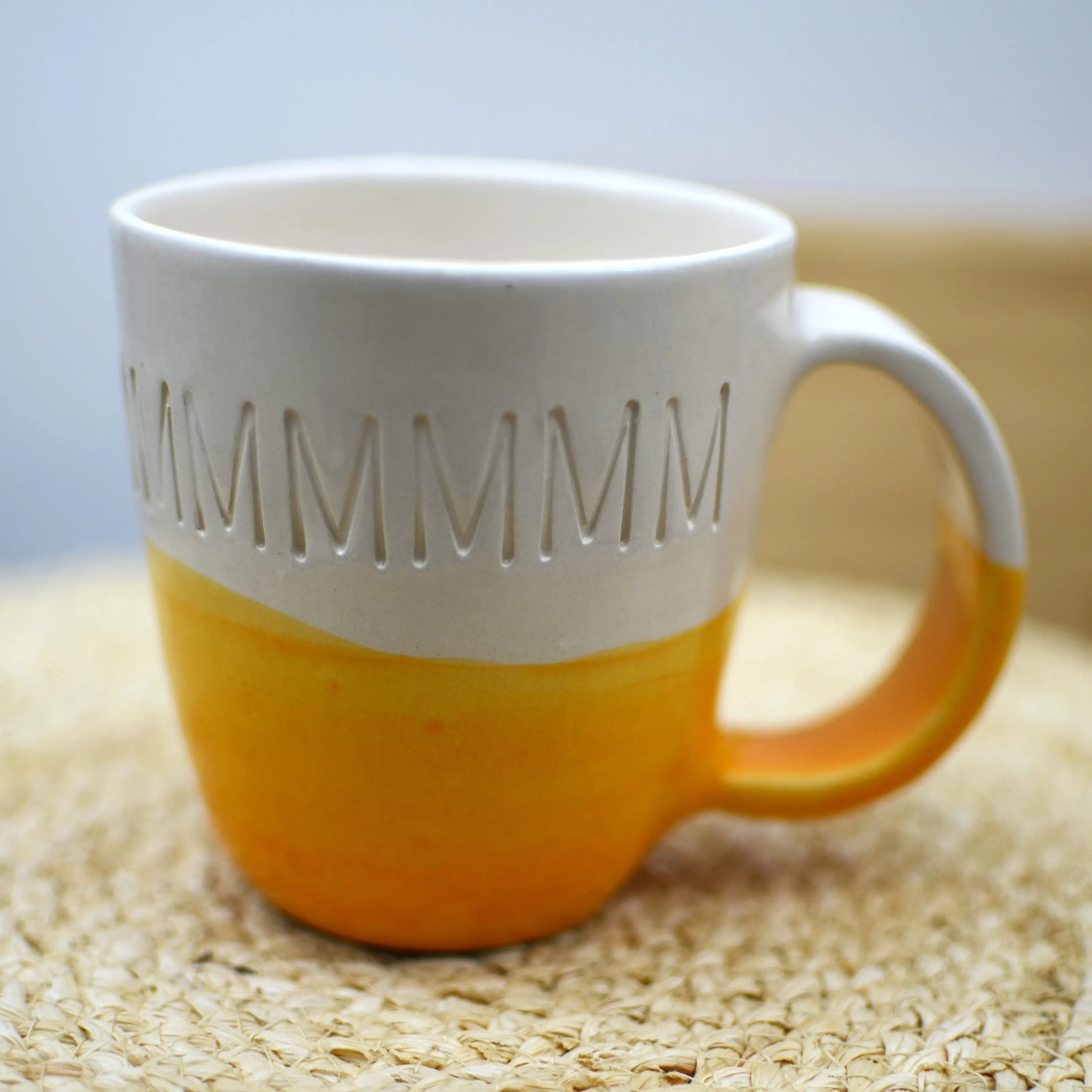Taza cerámica artesanal OM vista lateral blanco y naranja hecha a mano 315ml - Maia Artesanía Cerámica