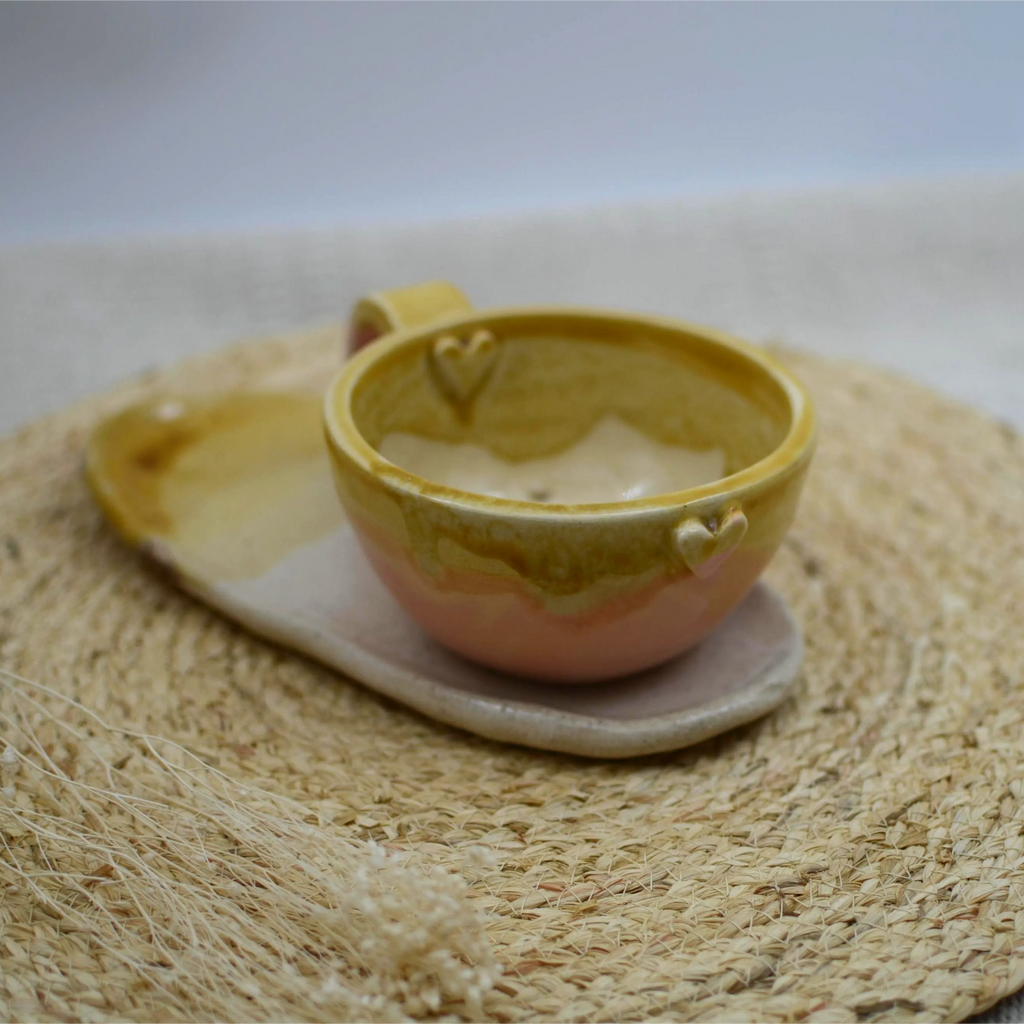 Detalle corazón rosa en taza grande cerámica artesanal fondo miel y crudo - Maia Artesanía Cerámica