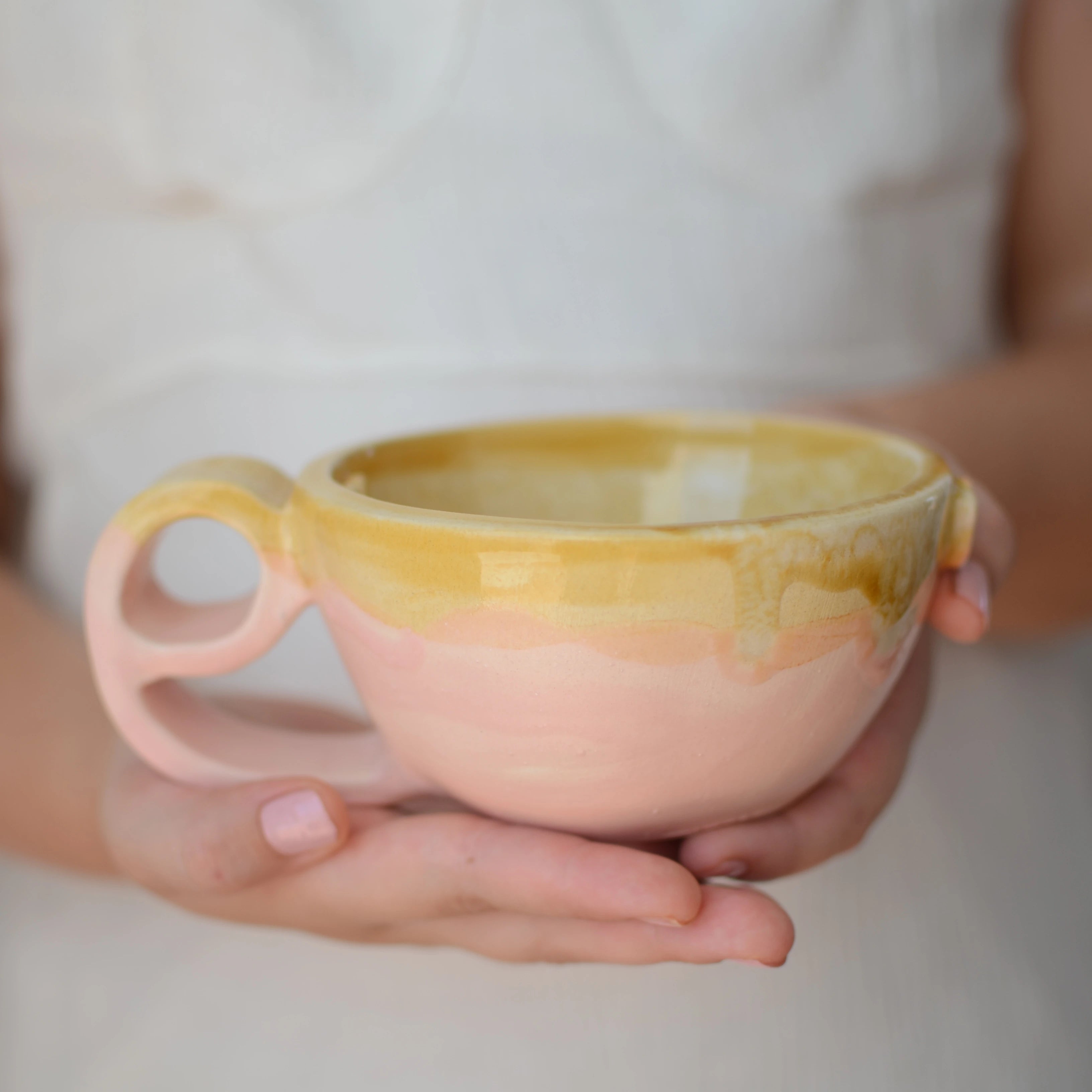 Taza grande cerámica artesanal con corazón rosa sobre fondo miel y crudo hecha a mano - Maia Artesanía Cerámica