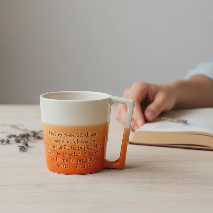 Taza Amor personalizada de cerámica artesanal sobre mesa, mami bonita, verde, perfecta como regalo único y especial. naranja