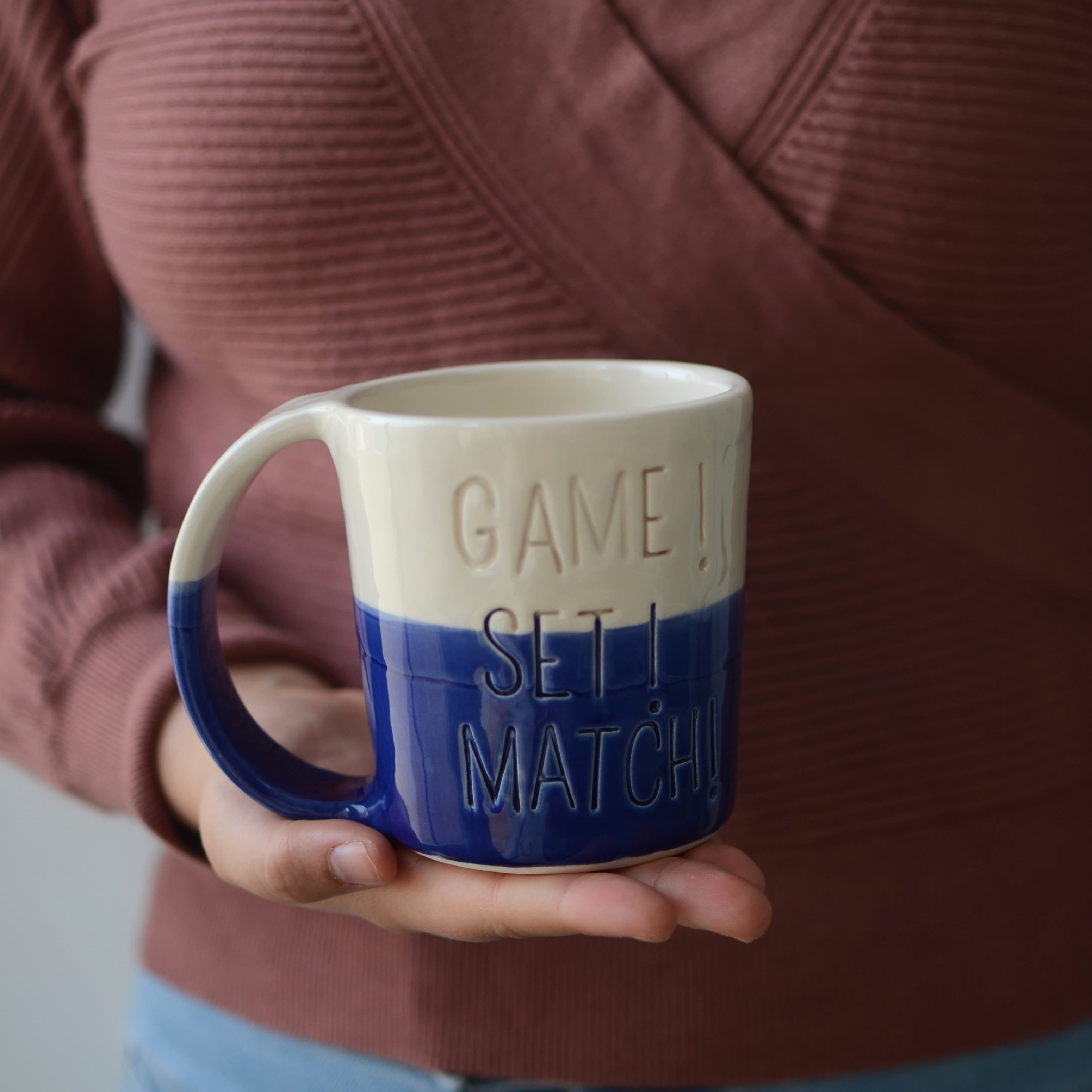 Taza Amor de cerámica artesanal personalizable, disponible en varios colores, hecha a mano por Maia Cerámica