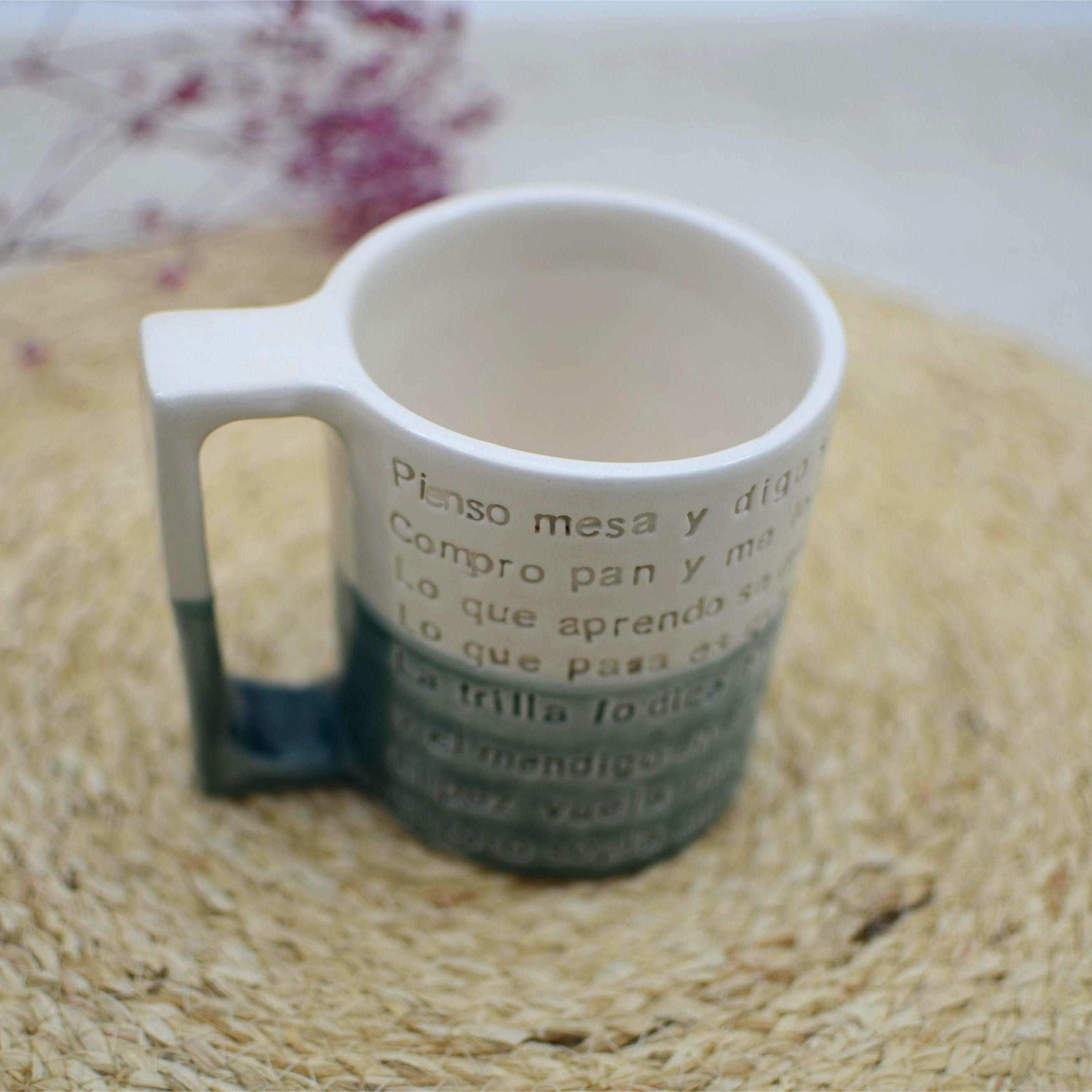Detalle del texto personalizado en taza de cerámica artesanal Maia — letras pintadas a mano en relieve
