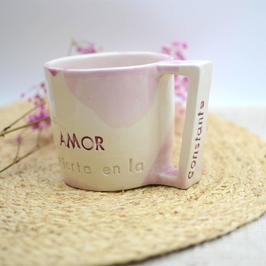 Taza Amor personalizada de cerámica artesanal sobre mesa, perfecta como regalo único y especial