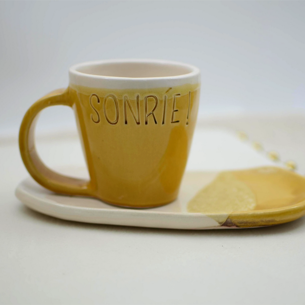 Taza Sonríe de cerámica artesanal personalizable 250-300 ml, disponible en varios colores, hecha a mano por Maia Cerámica