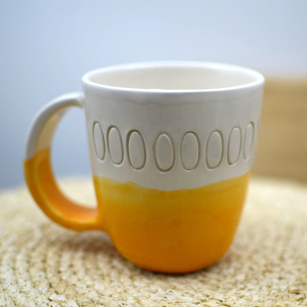 Taza Sonríe personalizada de cerámica artesanal 250-300 ml sobre mesa, perfecta como regalo único para bodas, cumpleaños o cualquier ocasión especial — Maia Cerámica