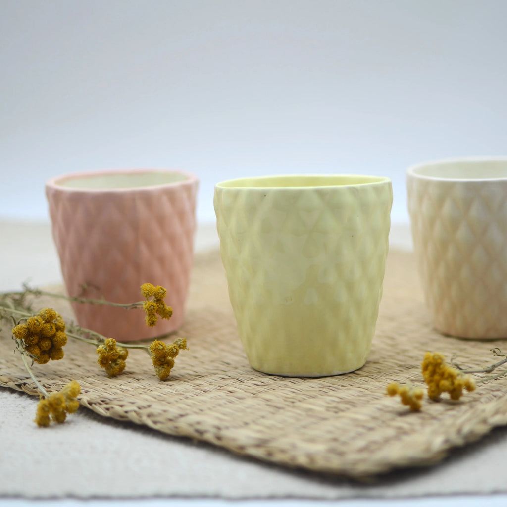 Detalle esmalte artesanal vaso Rombo cerámica hecho a mano varios colores disponibles - Maia Artesanía Cerámica