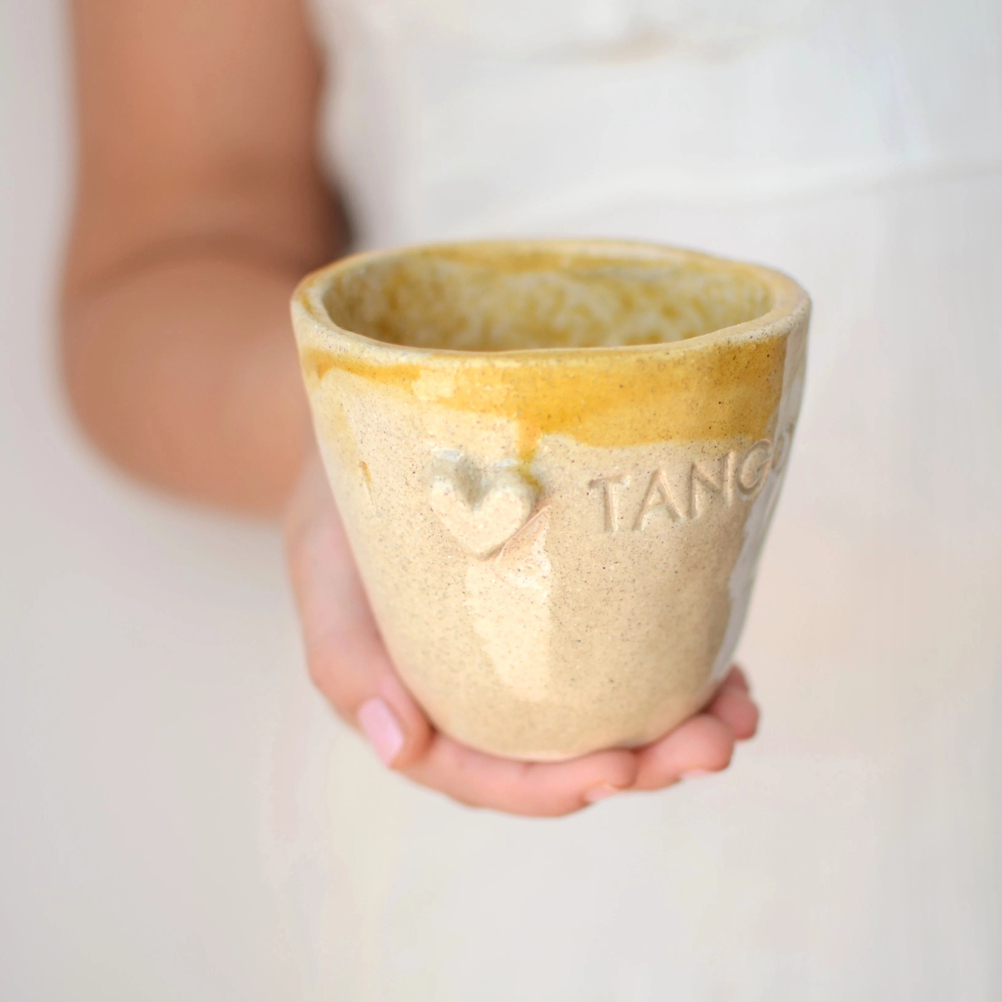 Vaso cerámica artesanal I Love Tango en arcilla blanca con chamota hecho a mano 240ml - Maia Artesanía Cerámica
